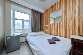 Гостиница Капитал Санкт-Петербург Стандартный Двухместный номер с двуспальной кроватью и собственной ванной комнатой-1