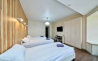 Гостиница Капитал Санкт-Петербург большой четырехместный номер с собственной ванной комнатой-5