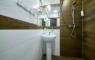 Гостиница Капитал Санкт-Петербург Стандартный четырехместный номер с собственной ванной комнатой-13